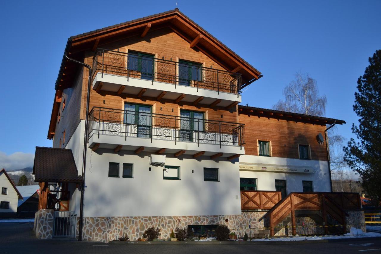 Tri Kopy*** - Penzion, Restauracia A Pizza Smrečany Extérieur photo