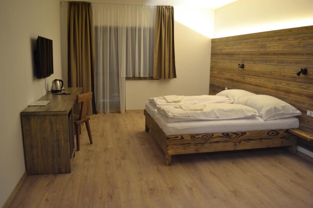 Tri Kopy*** - Penzion, Restauracia A Pizza Smrečany Extérieur photo