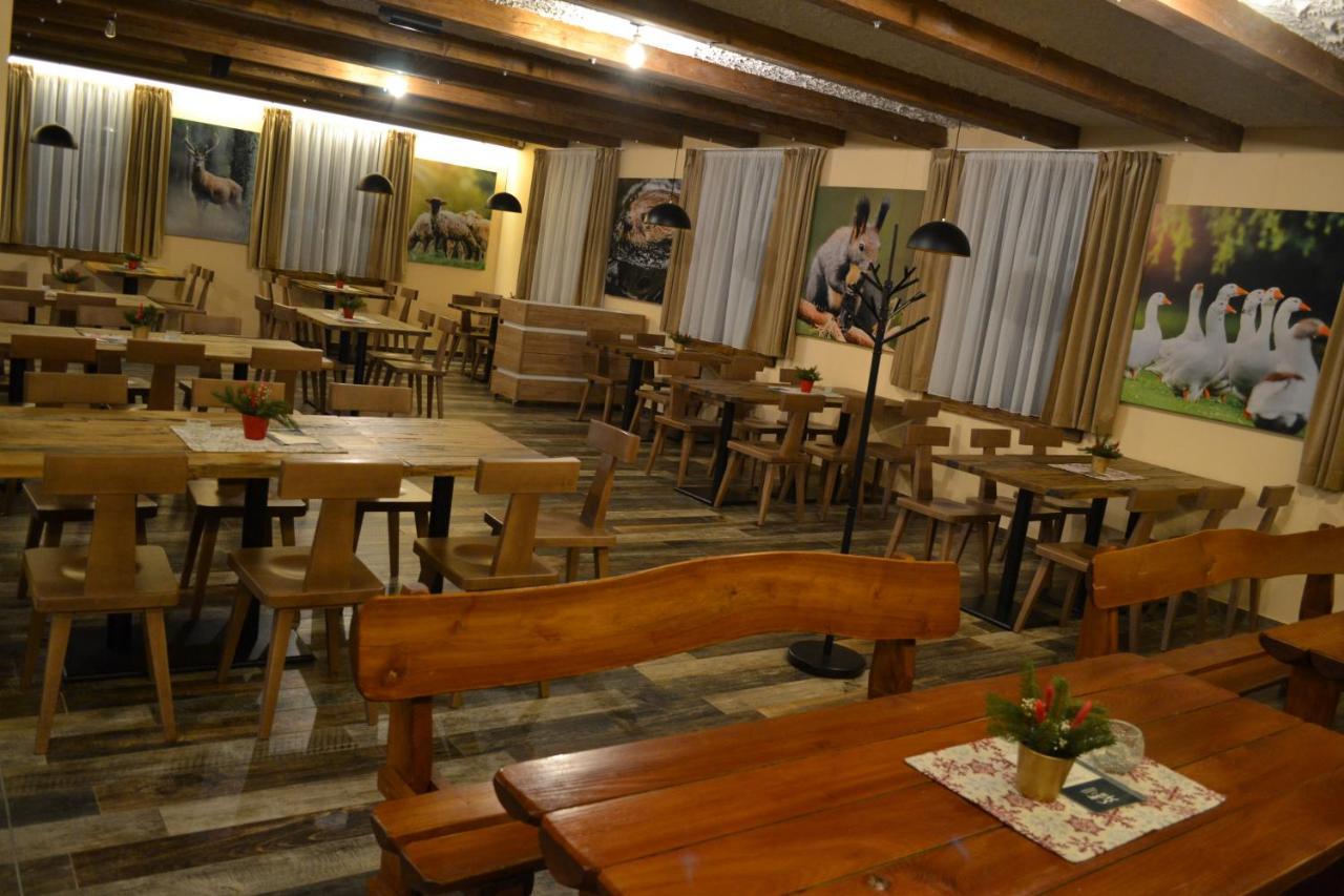 Tri Kopy*** - Penzion, Restauracia A Pizza Smrečany Extérieur photo