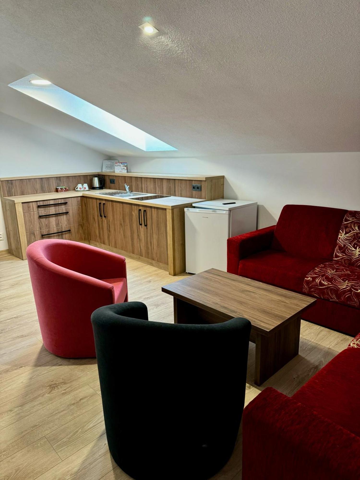 Tri Kopy*** - Penzion, Restauracia A Pizza Smrečany Extérieur photo